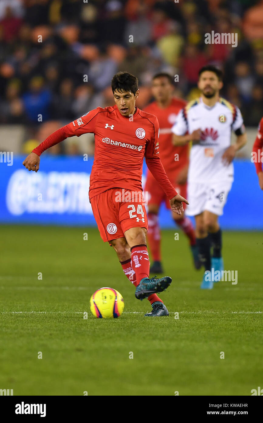 30 DIC 2017: Toluca centrocampista Pablo Barrientos (24) passa durante il tour Ãguila partita di calcio tra Toluca e Club America di BBVA Compass Stadium di Houston, TX. Chris Brown/CSM Foto Stock