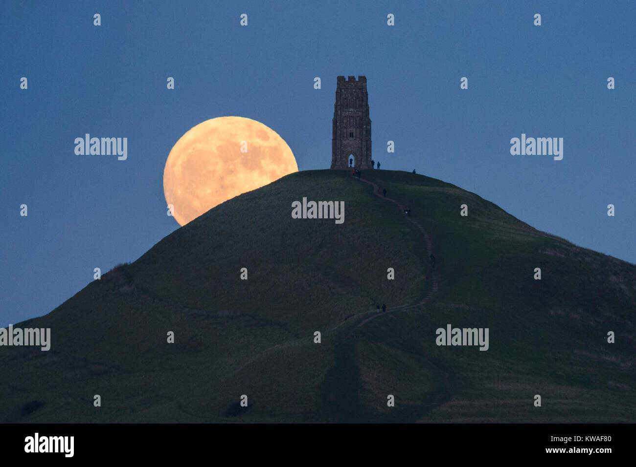 Glastonbury Tor, Somerset, Regno Unito. 1a gen, 2018. Regno Unito Meteo: un lupo luna, il primo supermoon dell'anno, sorge alle spalle di Glastonbury Tor, Somerset, nel giorno di Capodanno. Credito: Stephen Spraggon/Alamy Live News Foto Stock