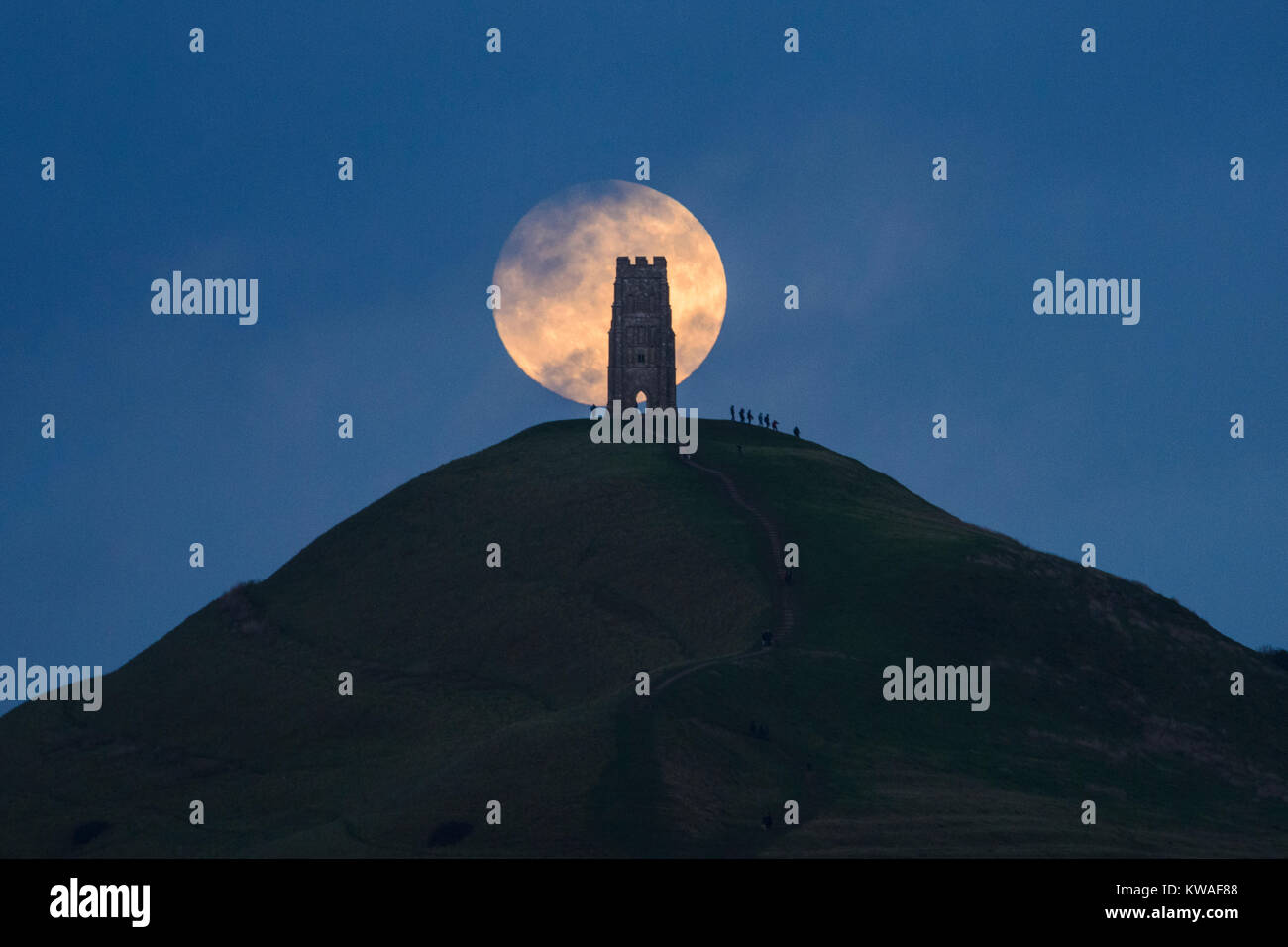 Glastonbury Tor, Somerset, Regno Unito. 1a gen, 2018. Regno Unito Meteo: un lupo luna, il primo supermoon dell'anno, sorge alle spalle di Glastonbury Tor, Somerset, nel giorno di Capodanno. Credito: Stephen Spraggon/Alamy Live News Foto Stock
