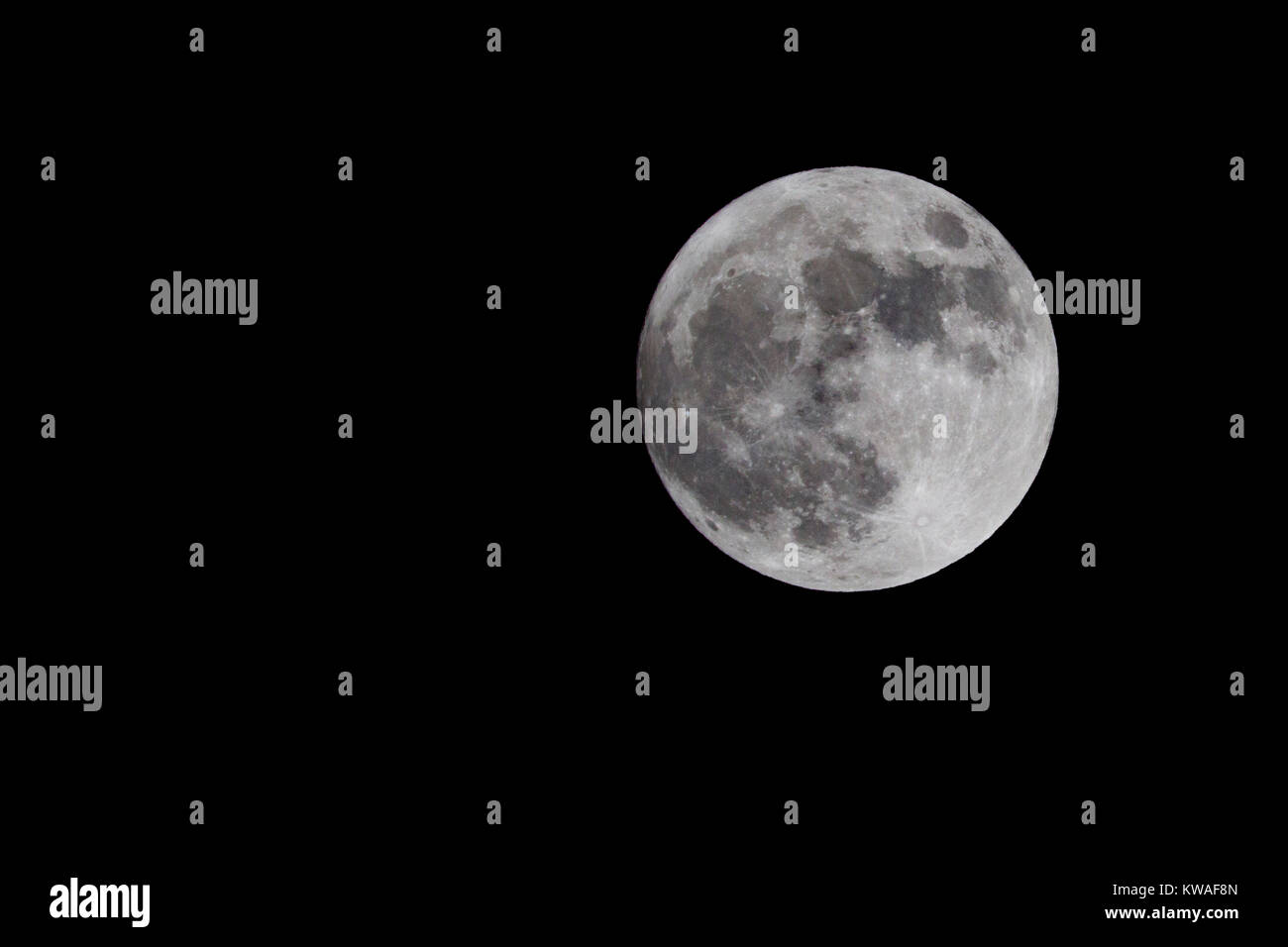 Northampton, Regno Unito Il 1 gennaio 2018. La prima sera del 2018 offre la più grande luna piena del prossimo anno, noto come Supermoon è anche noto come il lupo luna, si accende la prima serata sky quando appare da dietro le nuvole. Credito: Keith J Smith./Alamy Live News Foto Stock