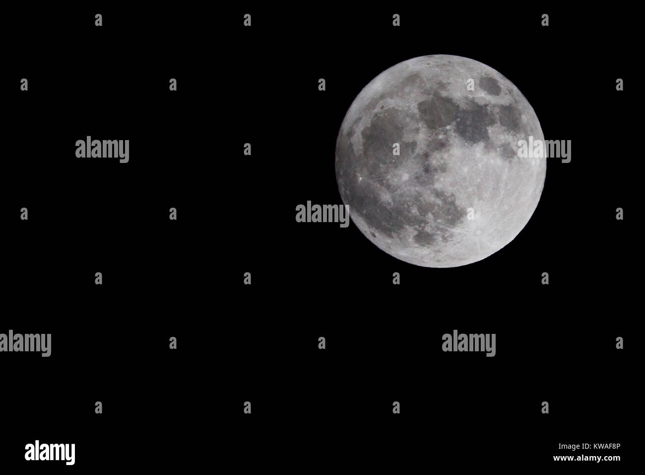Northampton, Regno Unito Il 1 gennaio 2018. La prima sera del 2018 offre la più grande luna piena del prossimo anno, noto come Supermoon è anche noto come il lupo luna, si accende la prima serata sky quando appare da dietro le nuvole. Credito: Keith J Smith./Alamy Live News Foto Stock