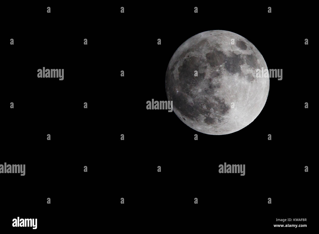 Northampton, Regno Unito Il 1 gennaio 2018. La prima sera del 2018 offre la più grande luna piena del prossimo anno, noto come Supermoon è anche noto come il lupo luna, si accende la prima serata sky quando appare da dietro le nuvole. Credito: Keith J Smith./Alamy Live News Foto Stock