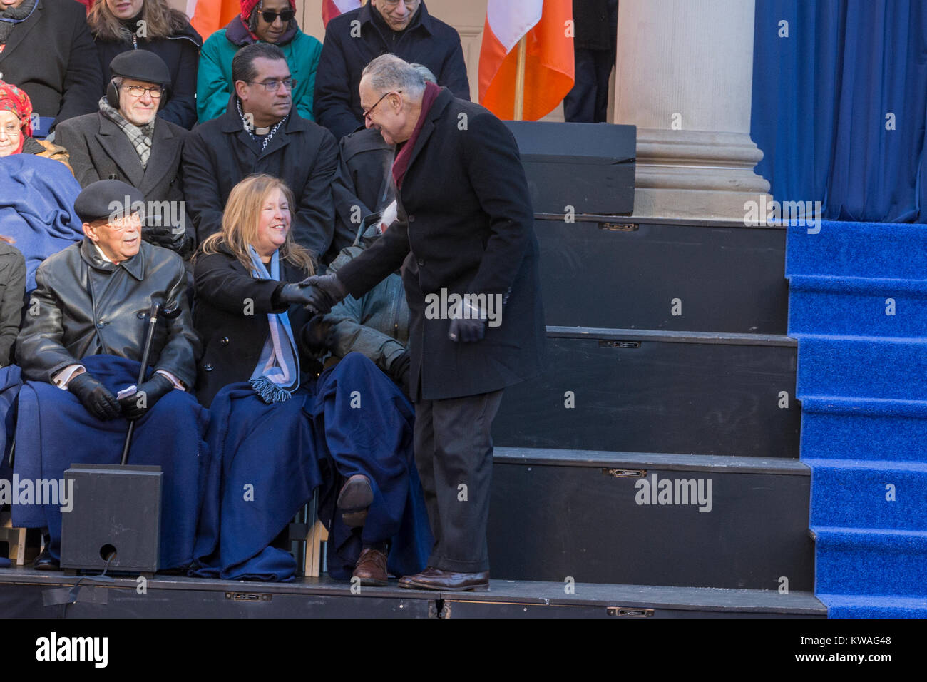 New York, Stati Uniti d'America. 1a gen, 2018. Noi il senatore Charles Schumer mandrino arriva per inaugurazione per il sindaco 2a termine nel clima glaciale di fronte al Palazzo del Municipio Credito: lev radin/Alamy Live News Foto Stock