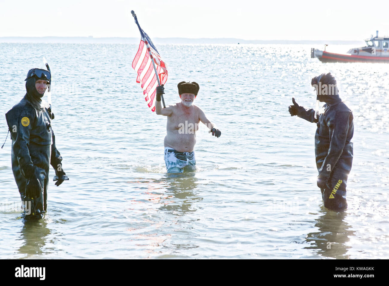 New York, Stati Uniti d'America. 01 gen 2018. Coney Island NYC annuale Orso Polare tuffo nel fiume Hudson Credit: Bob Londra/Alamy Live News Foto Stock