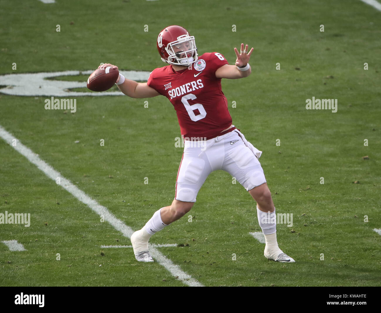 Pasadena, California, Stati Uniti d'America. 01 gen 2018. Pasadena CA. 1a gen, 2018. Oklahoma Sooners quarterback Baker Mayfield (6) gettando durante il NCAA College Football playoff 2018 tra la Georgia Bulldogs vs Oklahoma Sooners presso il Rose Bowl di Pasadena, ca. il 1 gennaio 2018. Jevone Moore/Cal Sport Media/Alamy Live News Credito: Cal Sport Media/Alamy Live News Foto Stock