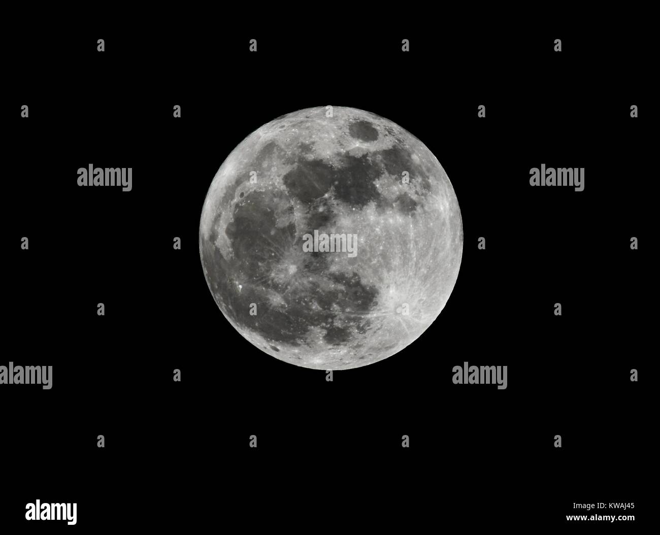 Washington, Stati Uniti d'America. 1a gen, 2018. Una vista dei più grandi e più brillanti supermoons del 2018, chiamato il lupo luna. Foto Stock