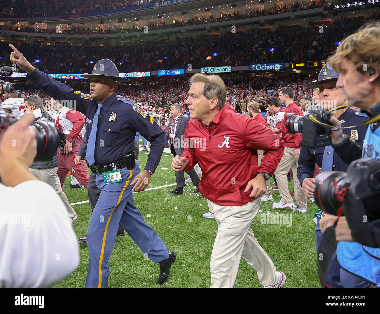 New Orleans, LA, Stati Uniti d'America. 1a gen, 2018. Alabama Crimson Tide allenatore Nick Saban capi a metà campo alla fine del gioco durante l'Allstate Sugar Bowl tra l'Alabama Crimson Tide e la Clemson Tigers al Mercedes-Benz Superdome di New Orleans, in Louisiana. John Glaser/CSM/Alamy Live News Foto Stock