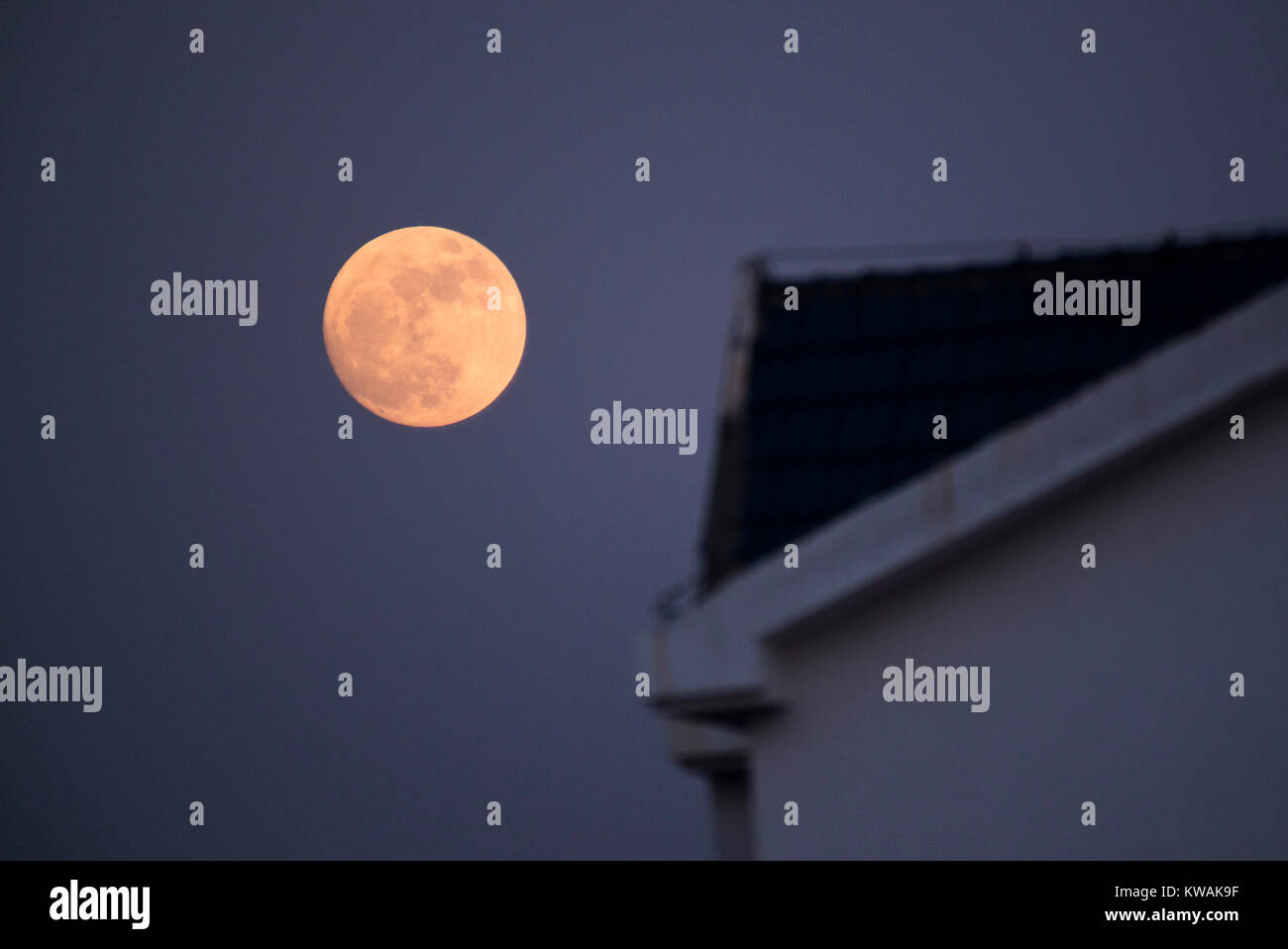 Zunhua cinese nella provincia di Hebei. 1a gen, 2018. Un 'supermoon' è visto oltre Zunhua città del nord della Cina nella provincia di Hebei, 1 gennaio, 2018. Credito: Liu Mancang/Xinhua/Alamy Live News Foto Stock