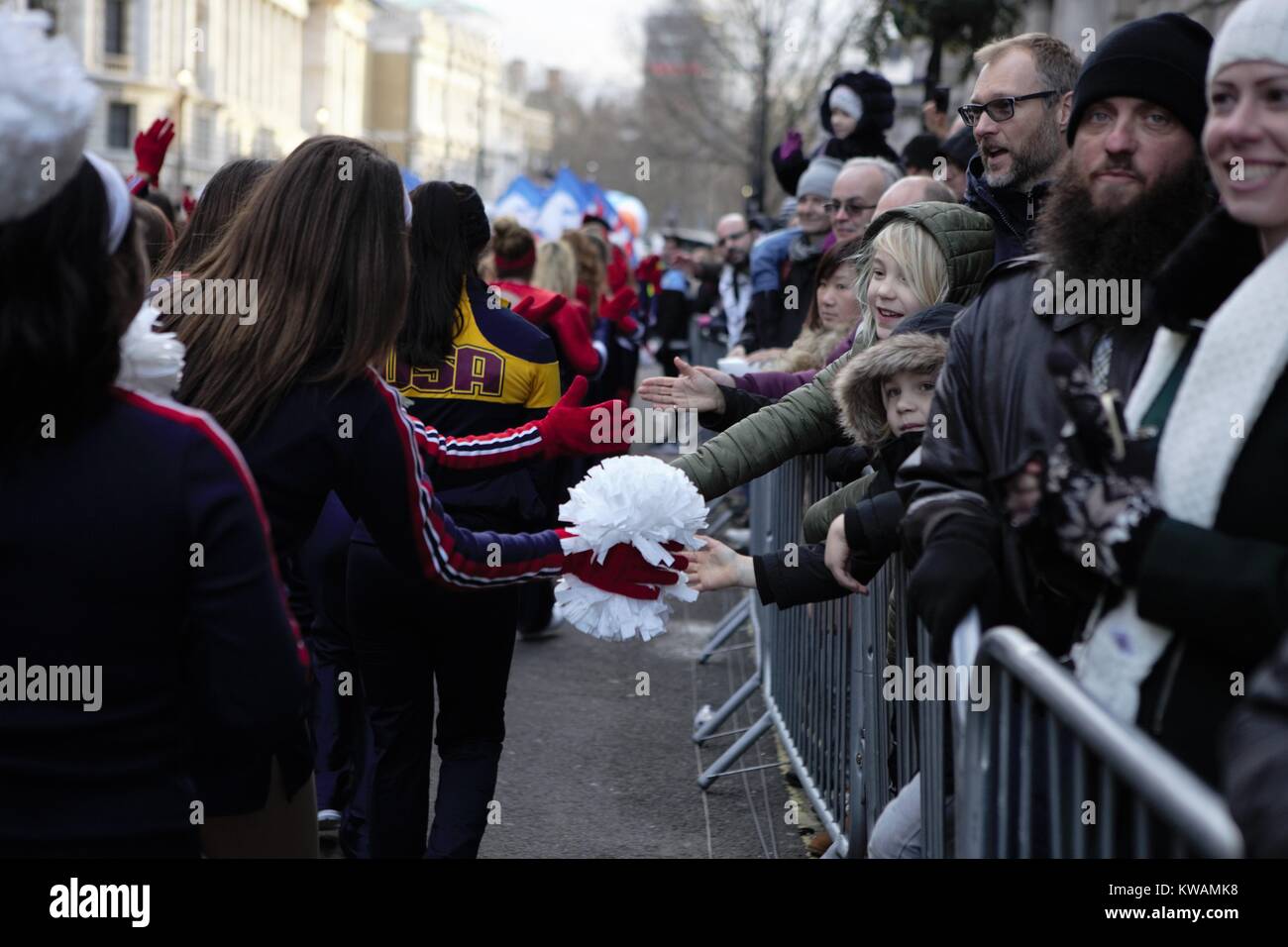 London New Year's Parade 2018 - ballerini, acrobati, cheerleaders, Marching Band, i veicoli storici e più assemblare nel cuore della capitale per un colorato celebrazione dello spettacolo contemporaneo Foto Stock