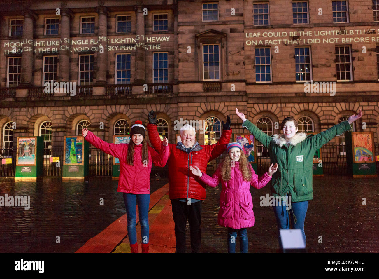 Edimburgo, Scozia il 2 dicembre 2018. Si apre il 1 gennaio fino al 25 gennaio in una nuova celebrazione di Edimburgo e la Scozia il ricco patrimonio letterario del giorno finale di Edimburgo di Hogmanay e continuerà ad animare Edimburgo di buie notti incoraggiando ai residenti e ai visitatori di esplorare le proiezioni su molti monumenti famosi Val McDermid locali e giovani scrittori per lanciare il messaggio dal Cielo per Edinburgh Hogmanay. Pak@ Mera/Alamy Live News Foto Stock