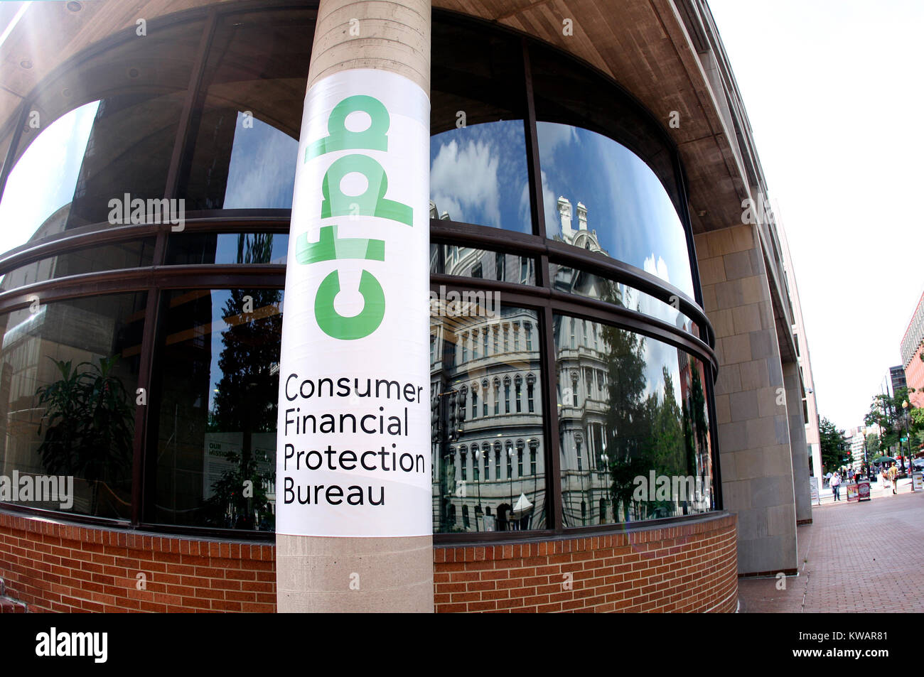 Il Consumer Financial Protection Bureau a Washington D.C. L'agenzia che è stato progettato per proteggere i consumatori dalle pratiche predatorie da parte del settore bancario è previsto per allentare i regolamenti a seguito delle dimissioni del suo ex direttore Richard Cordray, e come Presidente Trump mette il suo timbro su di esso. Foto Stock