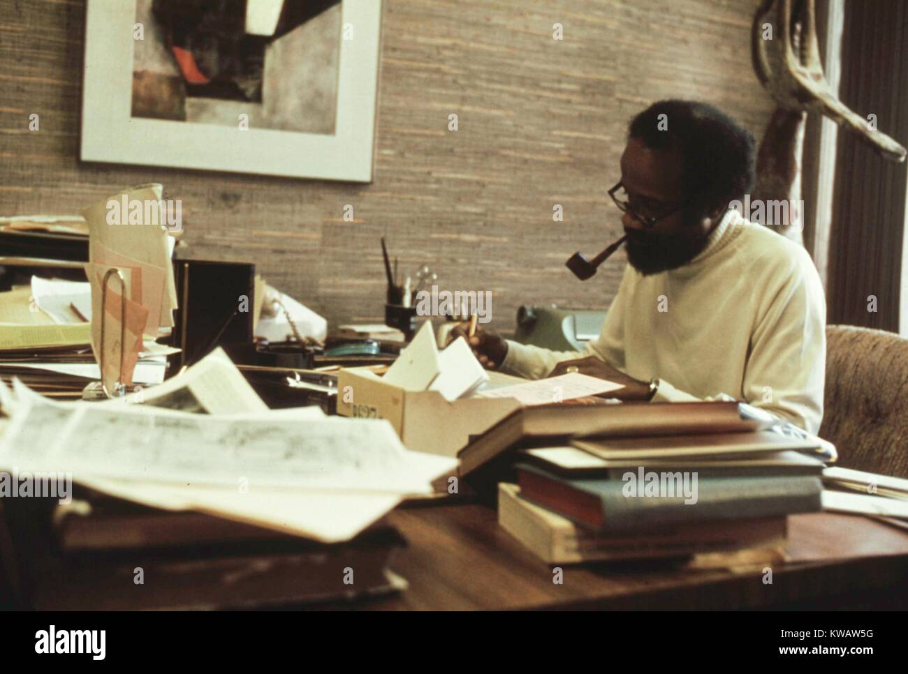 Torrenti Lerone Bennett, Senior Editor della rivista di ebano, lettura nel suo ufficio a Johnson Publishing Company a Chicago, Illinois, ottobre 1973. Immagine cortesia John White/US National Archives. Immagine cortesia archivi nazionali. Foto Stock