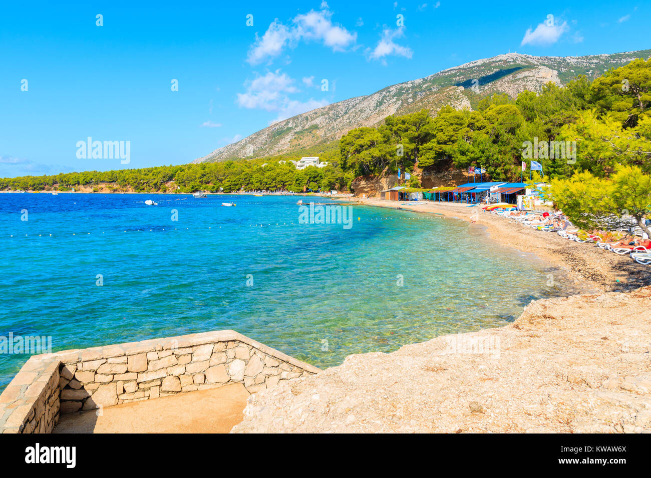 La città di Bol, isola di Brac - Sep 13, 2017: passi alla bellissima spiaggia vicino al famoso capo di Zlatni Rat nella città di Bol, isola di Brac, Croazia. Foto Stock