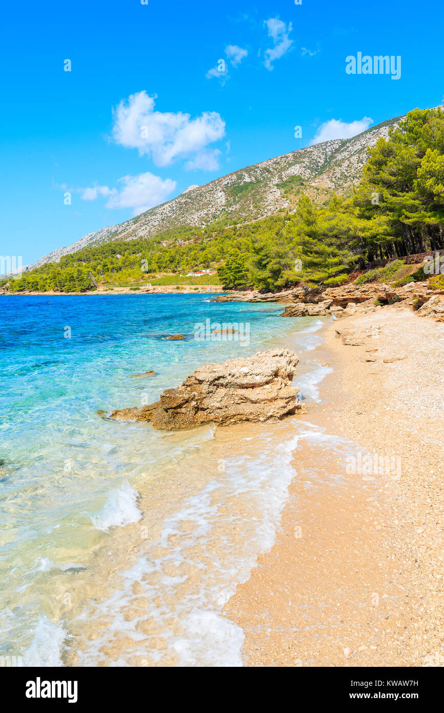 Vista della spiaggia vicino al famoso capo di Zlatni Rat nella città di Bol, isola di Brac, Croazia Foto Stock