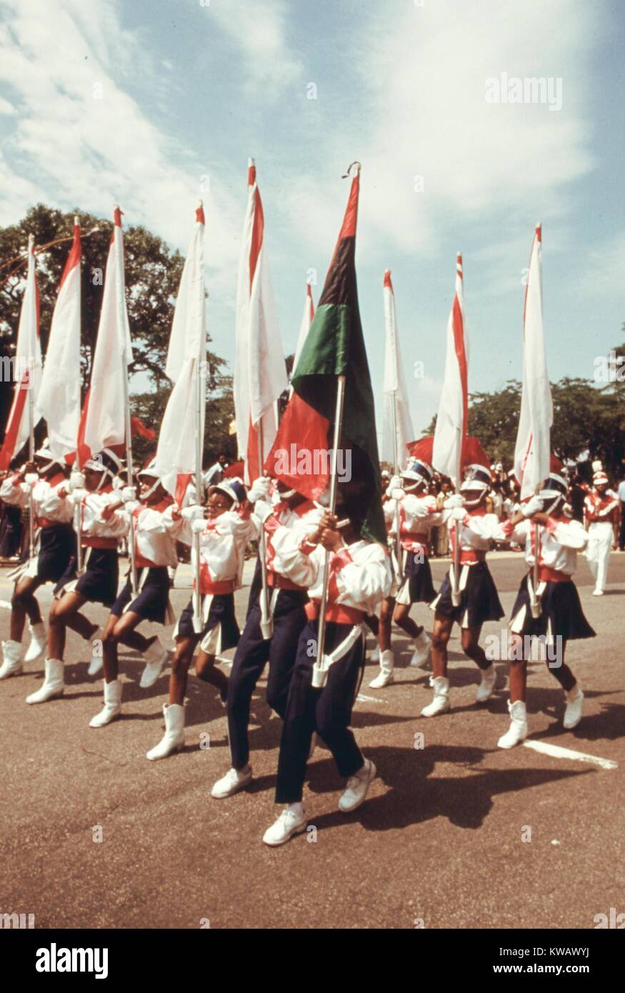 Gli adolescenti portano bandiere durante l annuale Bud Billiken parata del giorno a Chicago, Illinois, Agosto 1973. Immagine cortesia archivi nazionali. Foto Stock