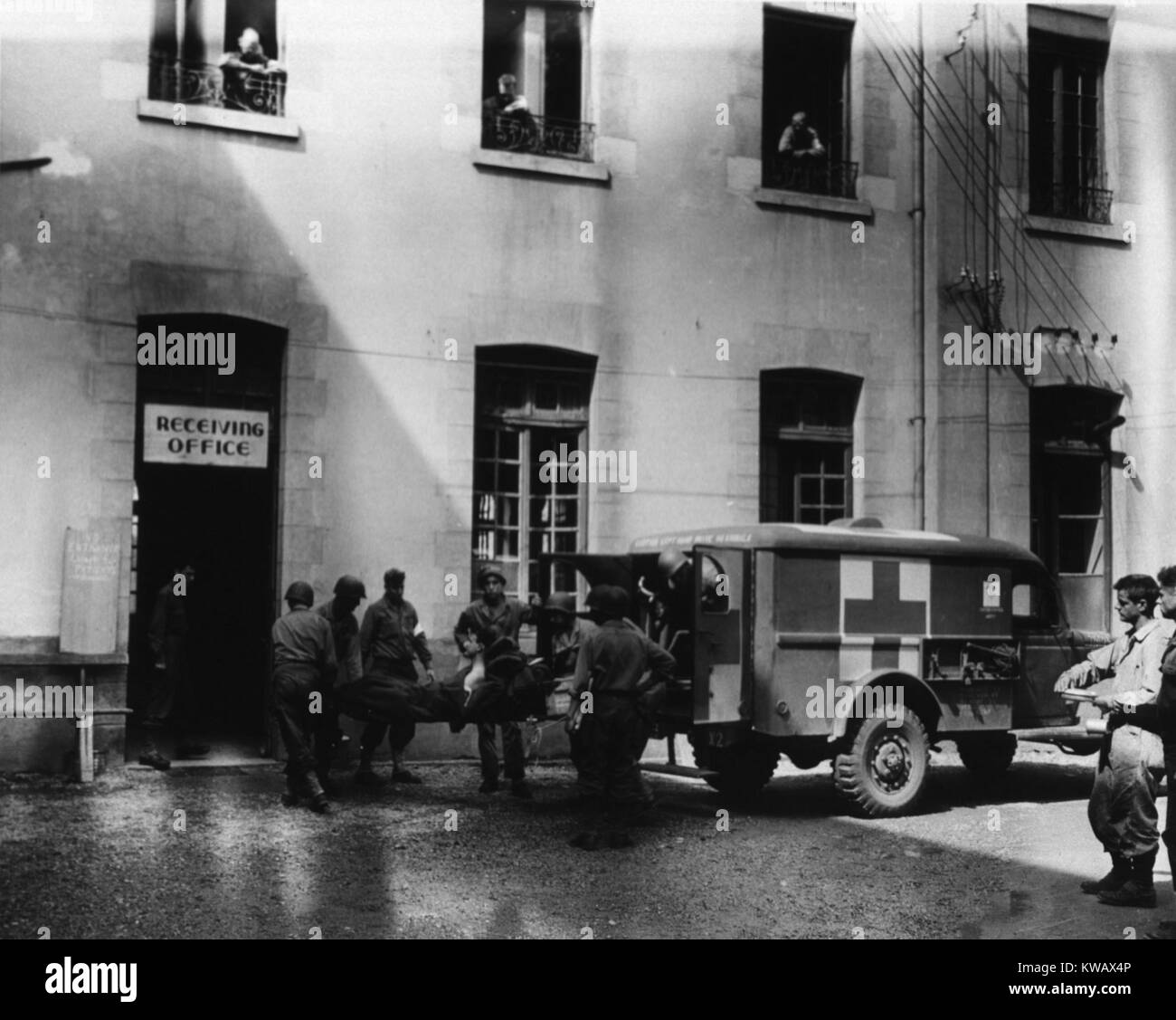 Un ferito soldato americano è preso da un'ambulanza nella camera di ricezione di un ospedale in Francia, 1944. La cortesia Libreria Nazionale di Medicina. Foto Stock
