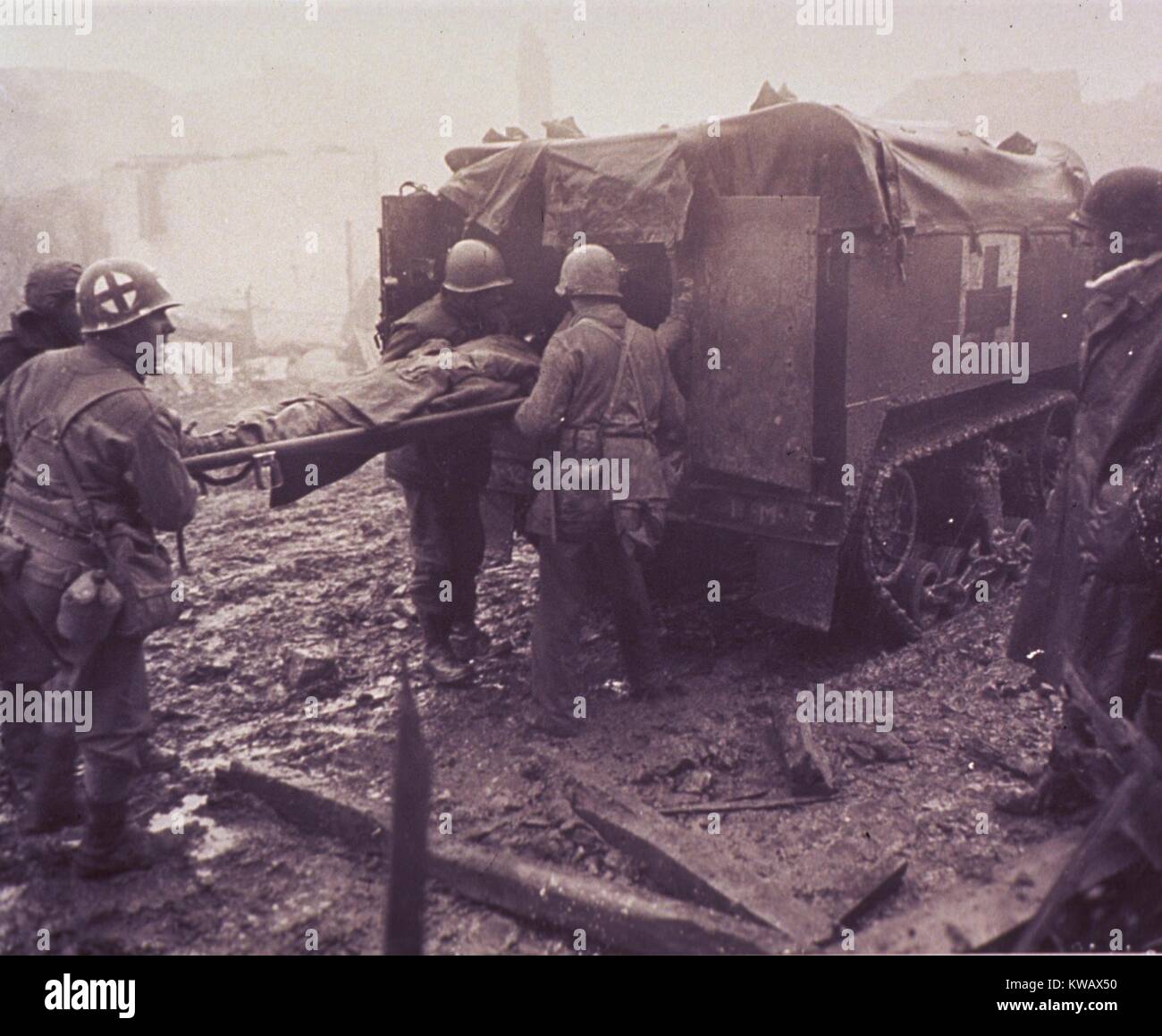 Un ferito soldato americano è caricato in un medic a mezza via, Echtz, Germania, 1944. La cortesia Libreria Nazionale di Medicina. Foto Stock