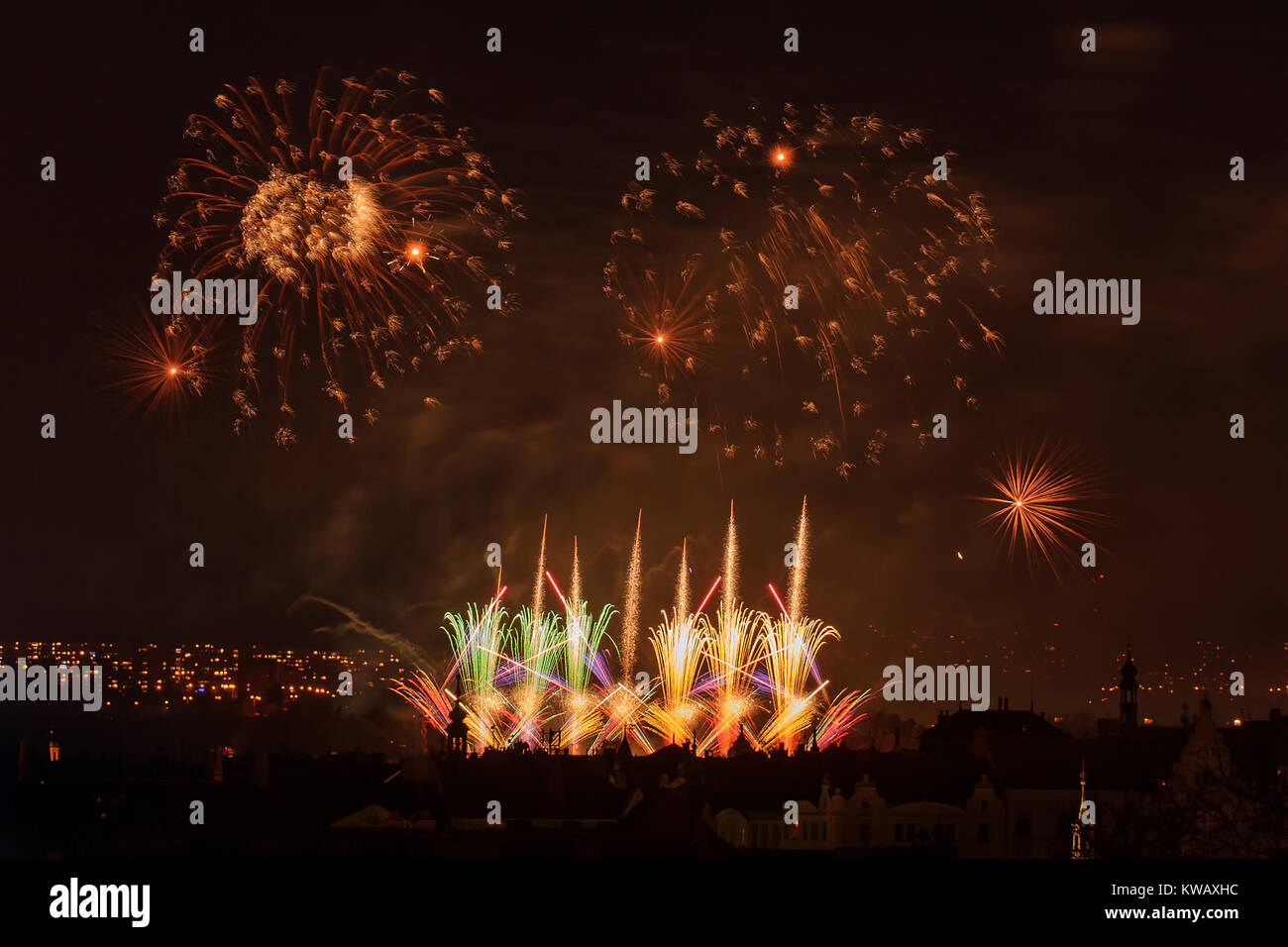 Fuochi d'artificio. Big brilla sopra la città di notte. Foto Stock