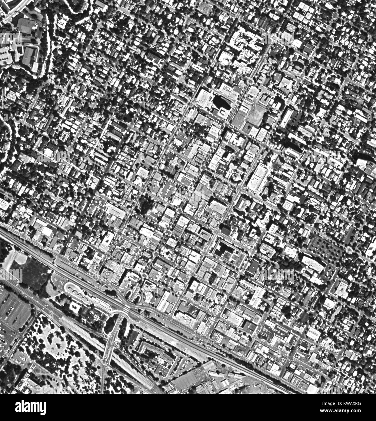 La ricognizione declassificati vista satellitare, presa dal Central Intelligence Agency (CIA) Keyhole (AKA Corona o scopritore) via satellite spia della University Avenue nel centro cittadino di porzione di Silicon Valley Town di Palo Alto, California, Settembre, 1984. Foto Stock