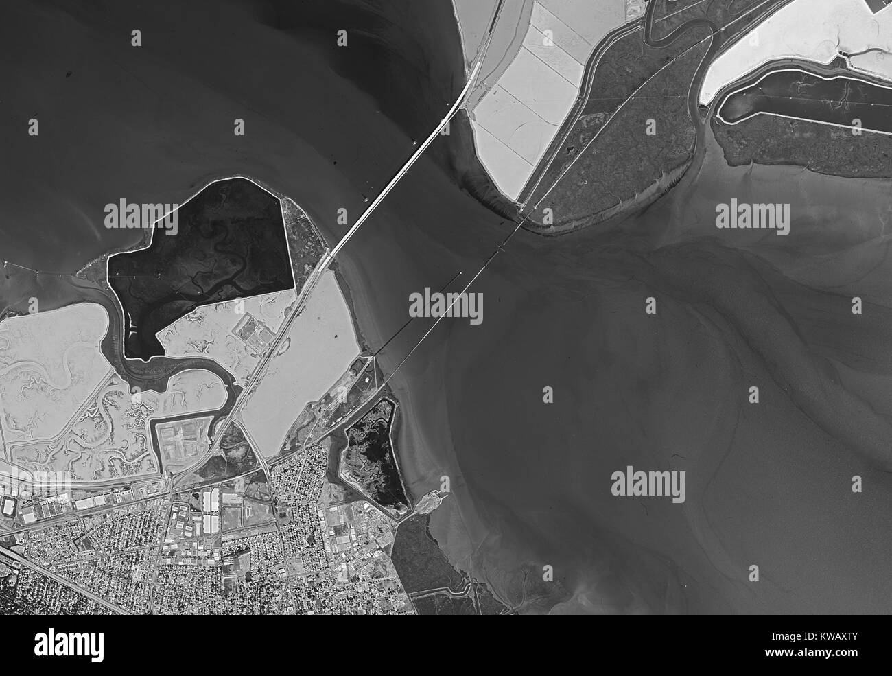 La ricognizione declassificati vista satellitare, presa dal Central Intelligence Agency (CIA) Keyhole spy satellite, del Dumbarton Bridge e East Palo Alto, nella Silicon Valley Town di Palo Alto, California, Settembre, 1984. Foto Stock