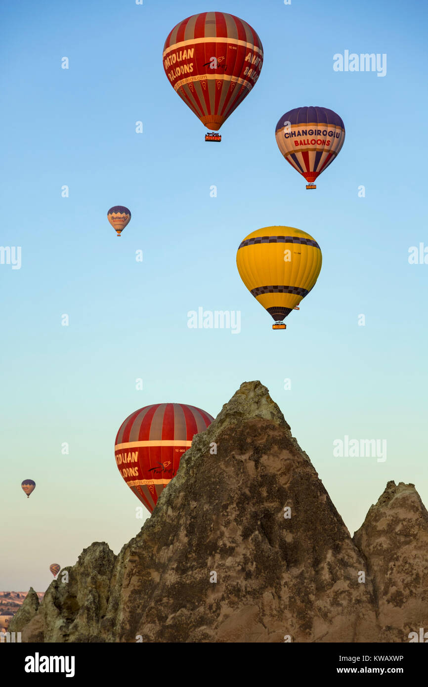 I palloni ad aria calda su formazioni rocciose, Valle delle Rose (Gulludere), Cappadocia, Turchia Foto Stock