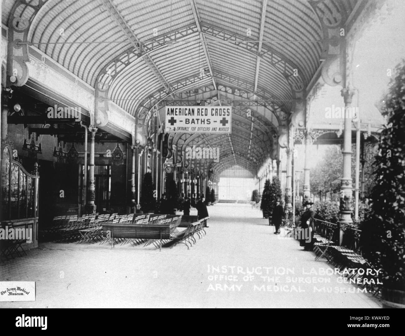 La Croce Rossa americana bagni all'esercito degli Stati Uniti ospedale Base numero 36 Vittel, Francia, 1953. La cortesia Libreria Nazionale di Medicina. Foto Stock