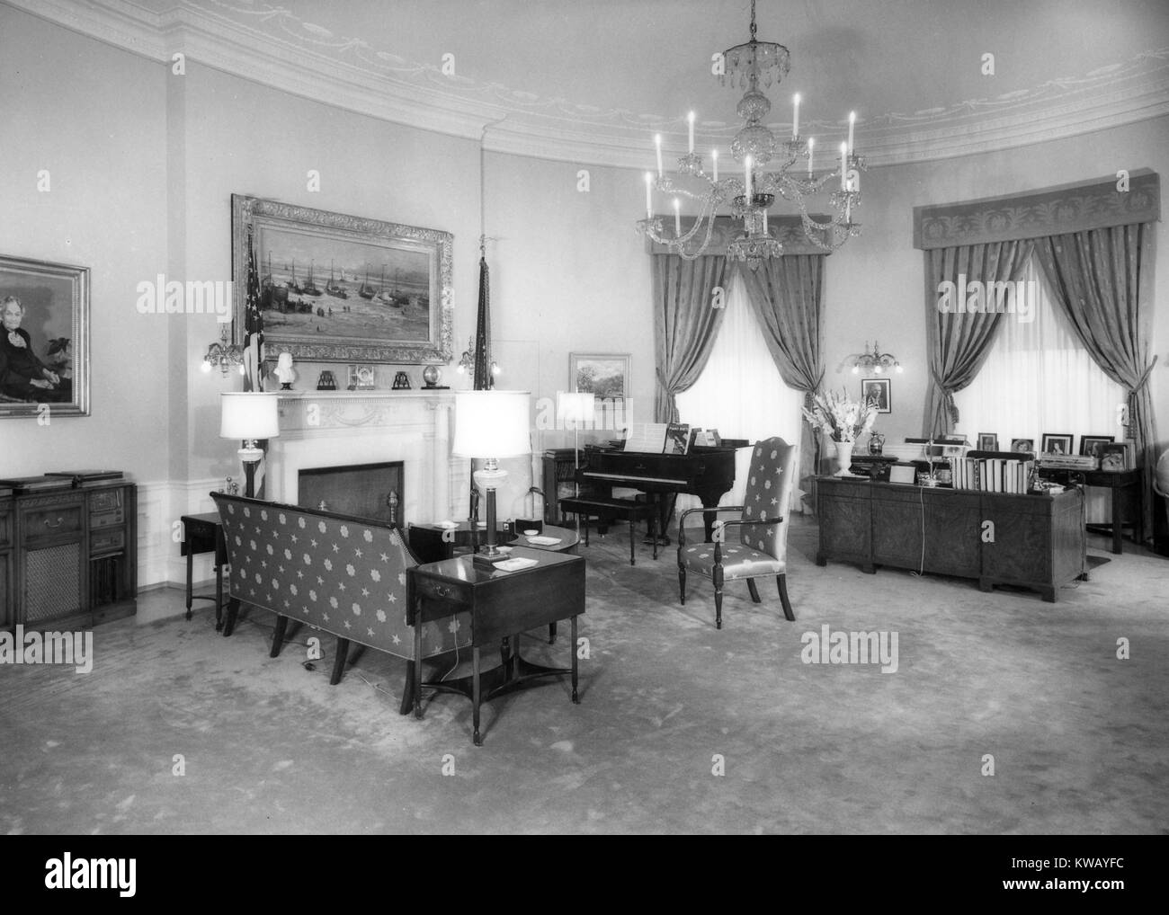 Il presidente Harry Truman di studio in secondo piano sala ovale, Washington D.C, 29 luglio 1952. Foto Stock