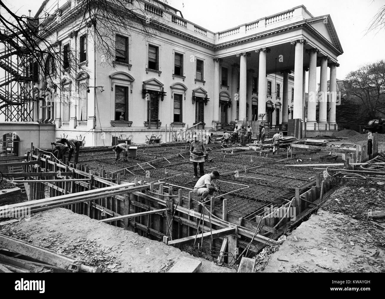 Vista l'angolo nord-est della Casa Bianca durante i lavori di ristrutturazione, Washington D.C, 6 novembre 1950. Foto Stock