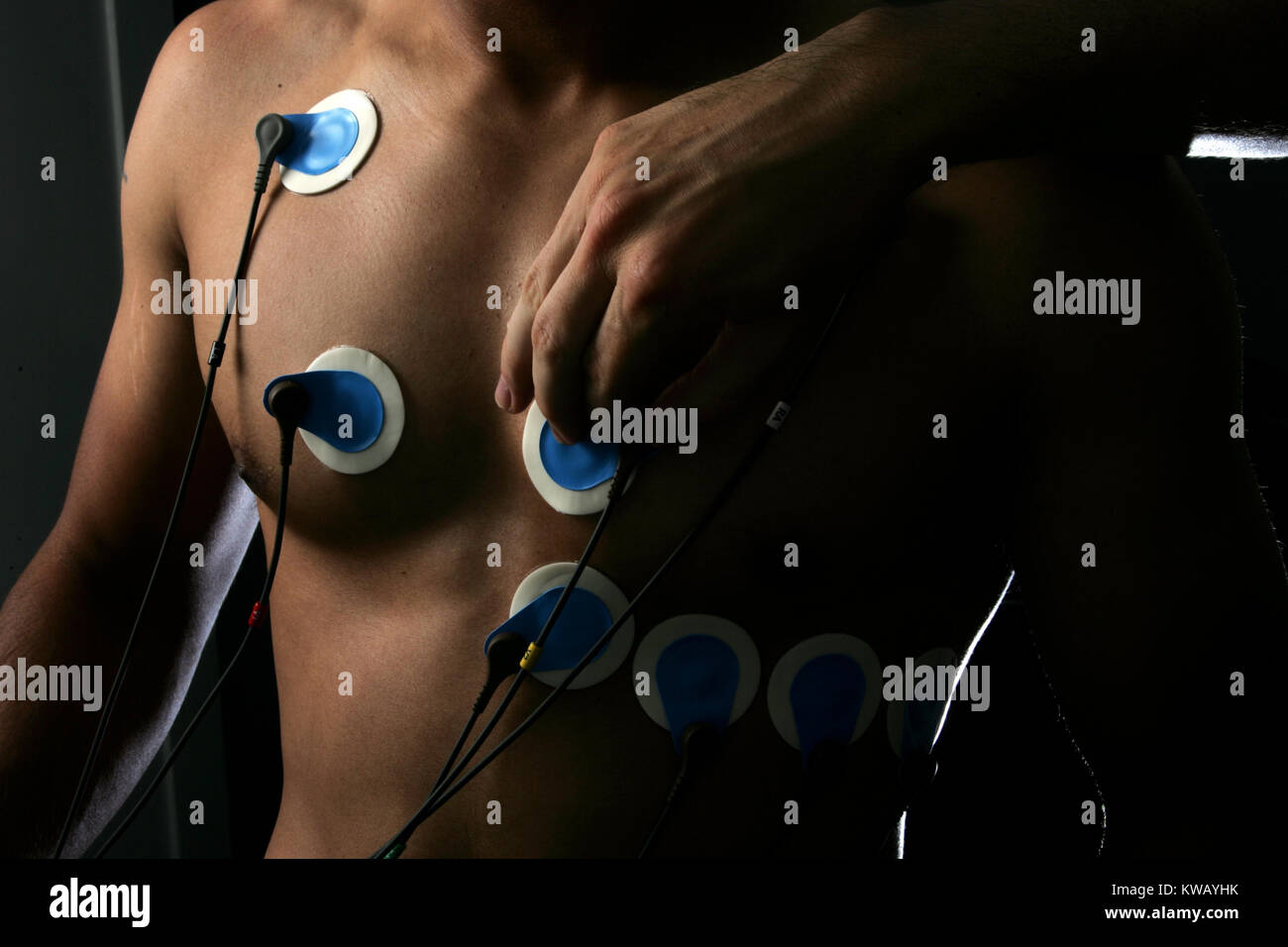 Atleta monitorato mentre su un tapis roulant in un esercizio di laboratorio di scienze. Foto Stock