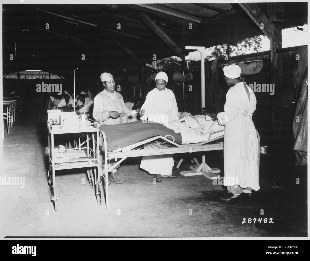 Reparto chirurgico il trattamento al 268mo ospedale di stazione di base in una Milne Bay, Nuova Guinea, 22 giugno 1944. Immagine cortesia archivi nazionali. Foto Stock