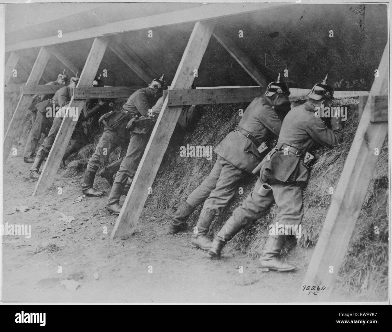 Sulla frontiera belga durante le battaglie della Prima guerra mondiale i soldati tedeschi in uniforme magra contro il loro solido trincee e puntano le loro pistole a linee nemiche, 1917. Immagine cortesia archivi nazionali. Foto Stock