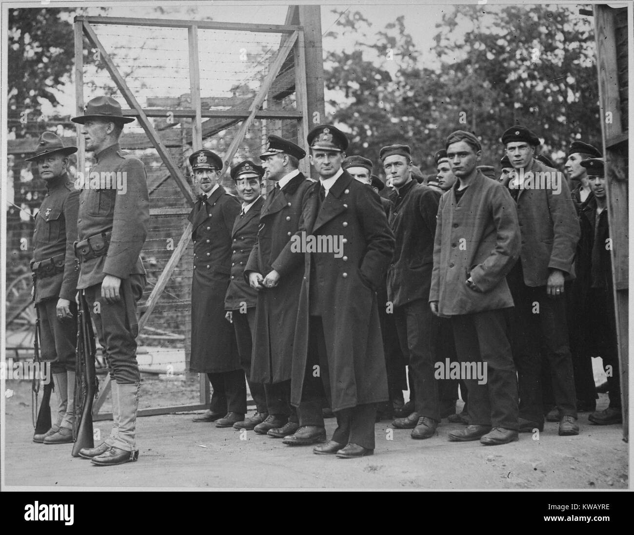 Alle porte di una guerra degli Stati Uniti campo di prigionia, l'catturato di ufficiali e di membri dell'equipaggio del sommergibile tedesco U58, preso dall'USS Fanning, che attendono di essere entrata, Fort McPherson, Georgia, 1918. Immagine cortesia archivi nazionali. Foto Stock
