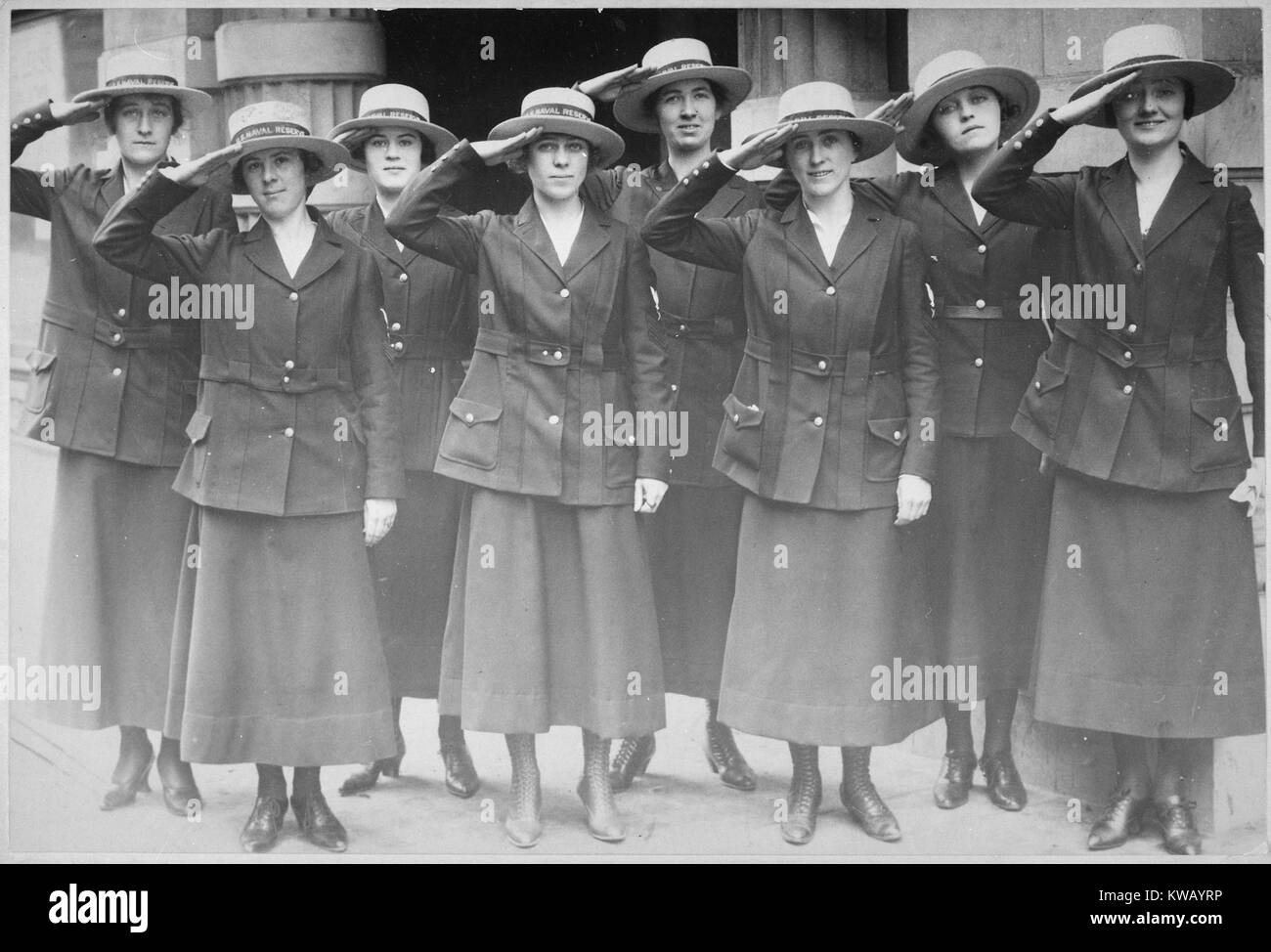 Otto yeomen femmina attaccata alla Riserva Marina di stare in piedi insieme in uniforme salutando, San Francisco, California, Giugno 1918. Immagine cortesia archivi nazionali. Foto Stock