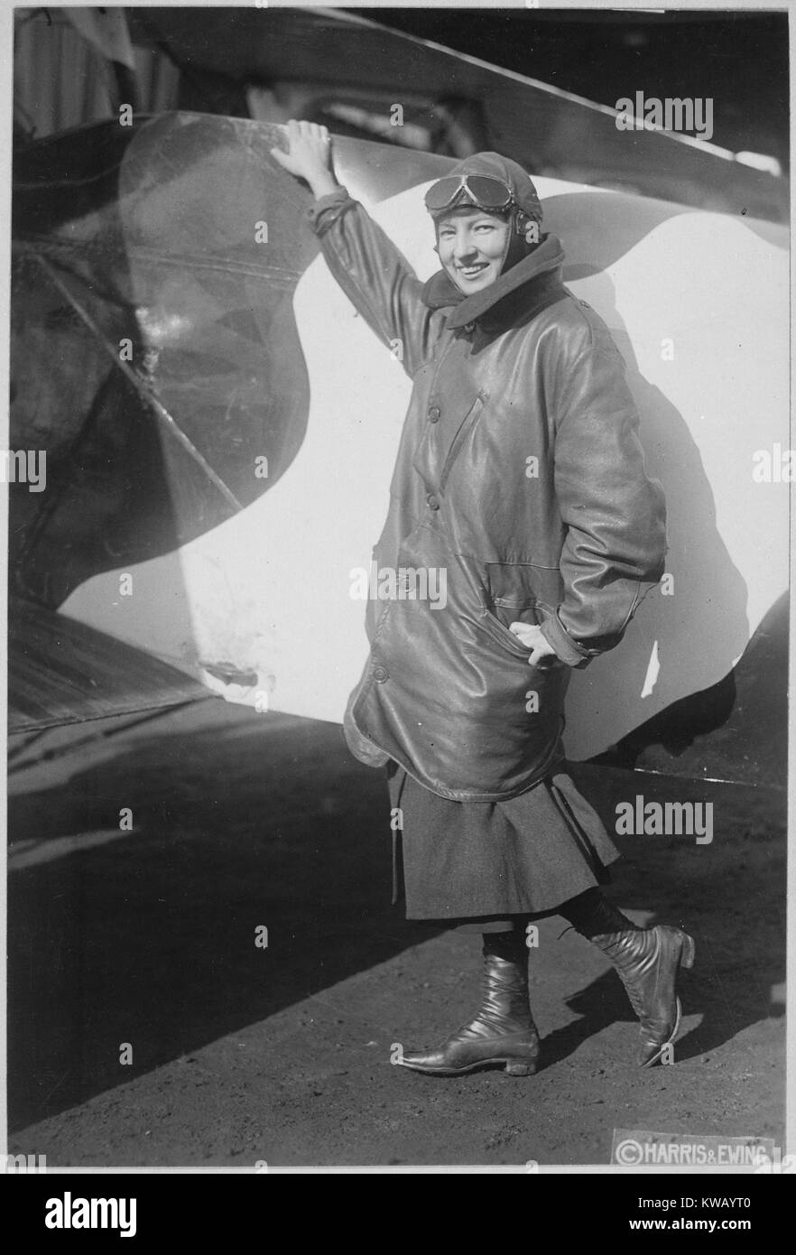 La sola donna ha concesso una licenza di pilota da parte dell'esercito americano e la marina comitato di aeronautica, Marjorie Stinson pone accanto a un aeromobile, indossando un abito al di sotto di un grande bomber e un pilota della PAC con gli occhiali, Harris e Ewing, 1917. Immagine cortesia archivi nazionali. Foto Stock