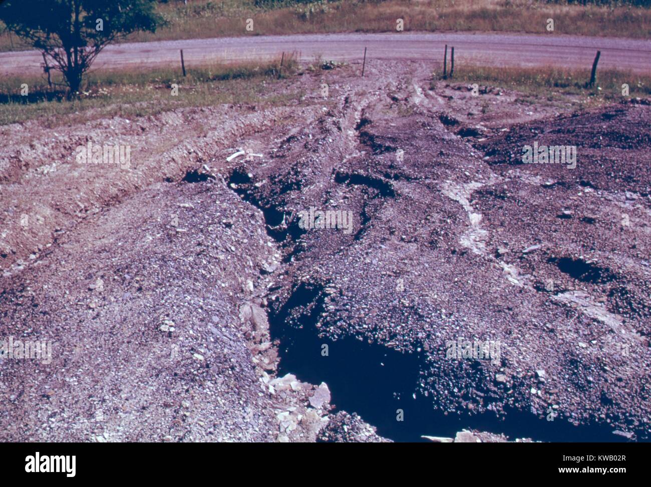 Nero incrinato il suolo, country road in background, striscia paesaggio minati, Ohio, Stati Uniti d'America, luglio 1974. Immagine cortesia archivi nazionali. () Foto Stock