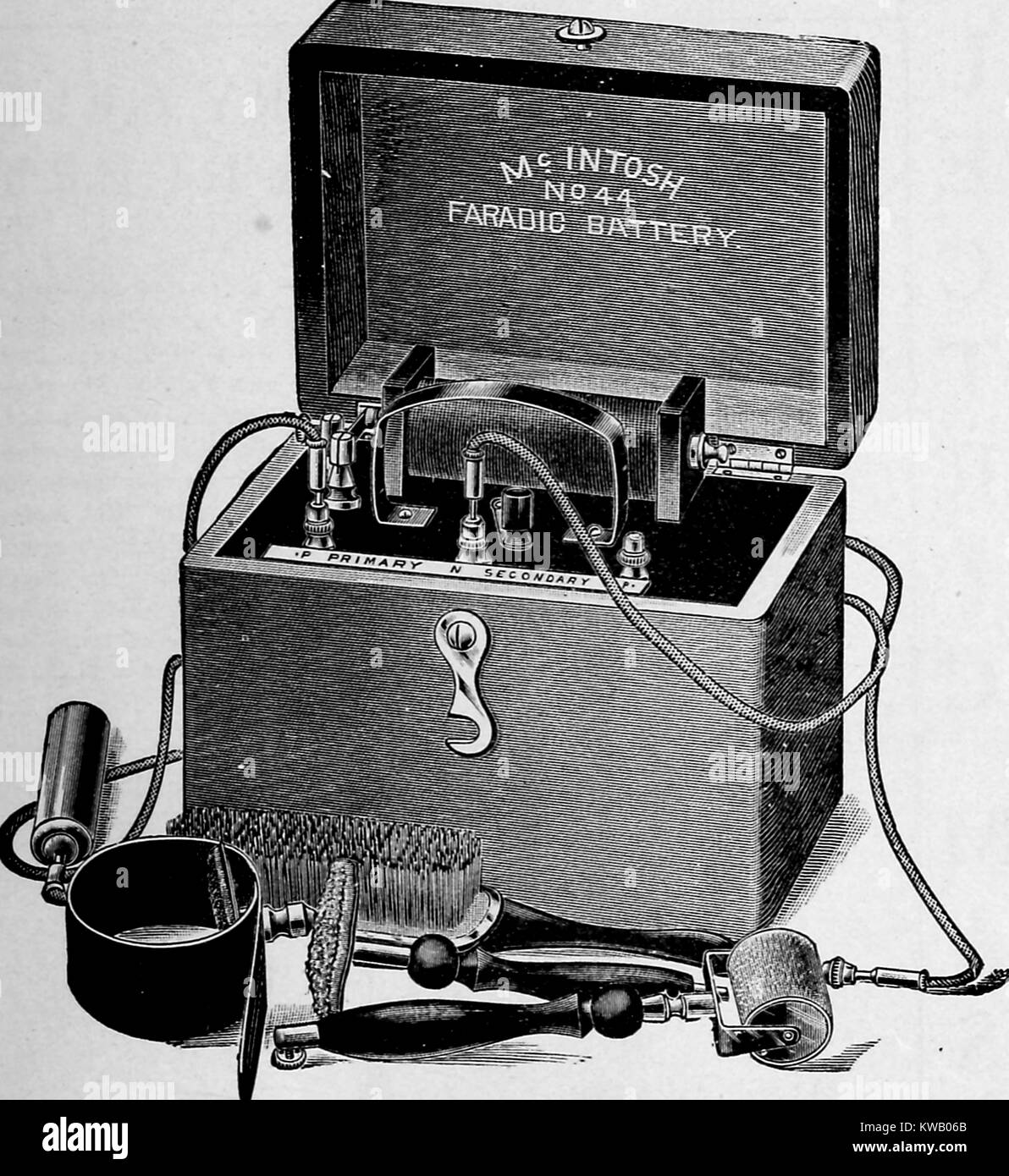 Illustrazione di un McIntosh Faradic batteria, un inizio di accumulatore di energia elettrica, con attrezzi utilizzati per l'utilizzo di elettricità in trattamenti di bellezza per la pelle, 1904. La cortesia Internet Archive. Foto Stock