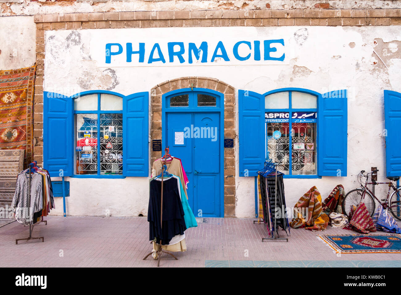 Clothesfor vendita al di fuori di un negozio di farmacia, Essaouira, Marocco, Africa del Nord Foto Stock