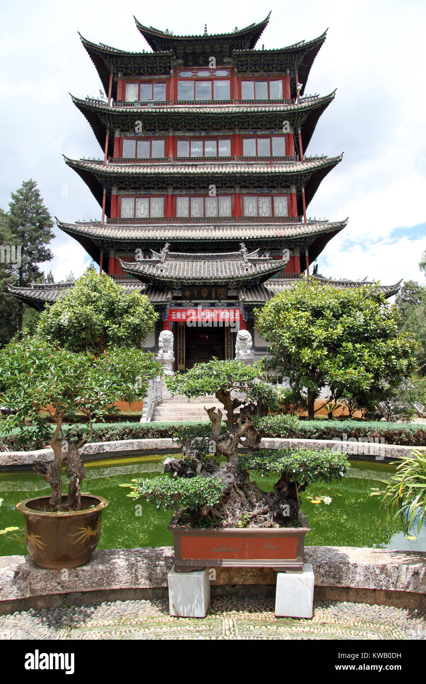 Alta pagoda sulla cima della collina di Lijiang, Cina Foto Stock
