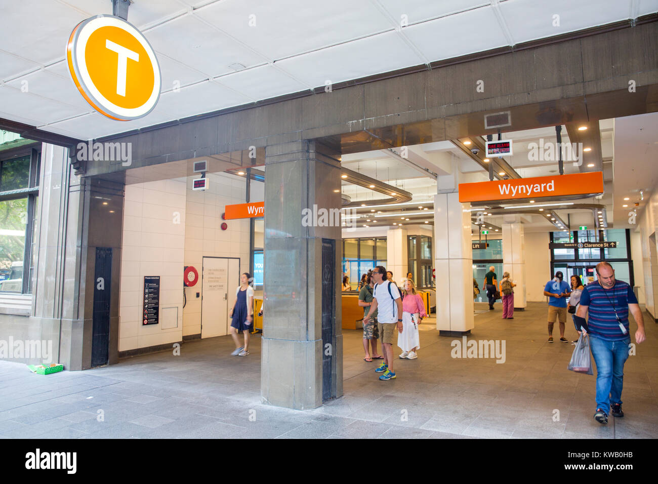 Pendolari e passeggeri uscire Wynyard stazione ferroviaria nel centro di Sydney, Nuovo Galles del Sud, Australia Foto Stock