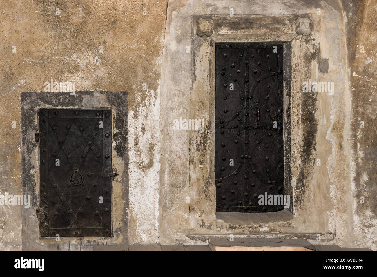 Le porte per le grandi e le porte per il piccolo popolo Foto Stock