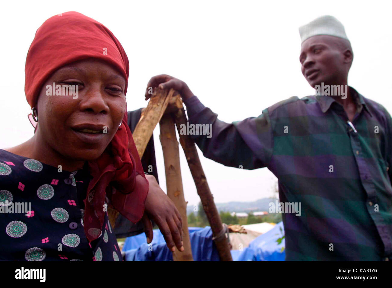 Cyuve camp, Ruanda, per i rifugiati dal Nyriragongo eruzione del vulcano il 18 Gen 2002 nei dintorni di Goma nella Repubblica democratica del Congo. Kalumba Kalwazi, 33, e suo fratello Aruna Bisimwa, 34, eseguito dalla loro casa quando la lava giunse e vide la loro casa bruciare. Vogliono tornare a Goma, ma avrà bisogno di aiuto in quanto essi non hanno nulla. Foto Stock