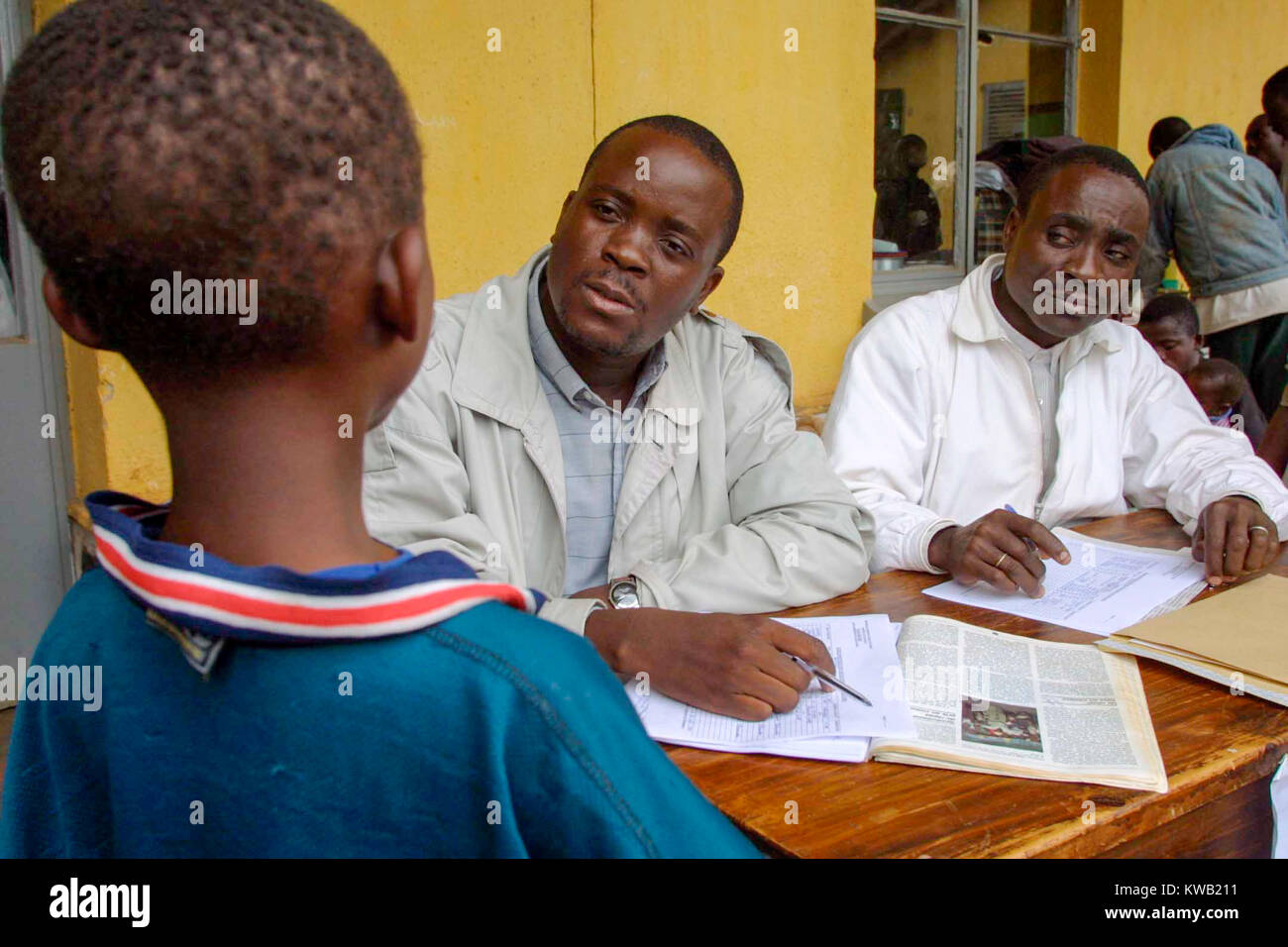 Ibanda Camp, Bukavu, sul sito di un ex corpo di pace traing center, per persone sfollate da Goma dal flusso di lava a seguito eruzione vulcanica, Gen 2002 le persone che eseguono il camp intervista un nuovo arrivo. Foto Stock