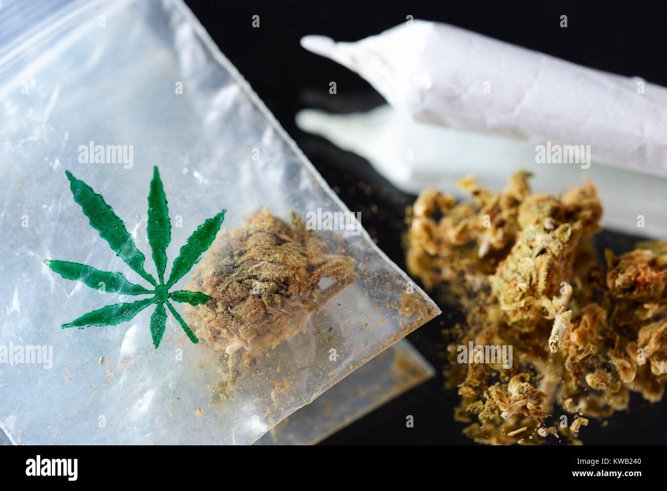 Giunto e la cannabis, Joint und Cannabis Foto Stock