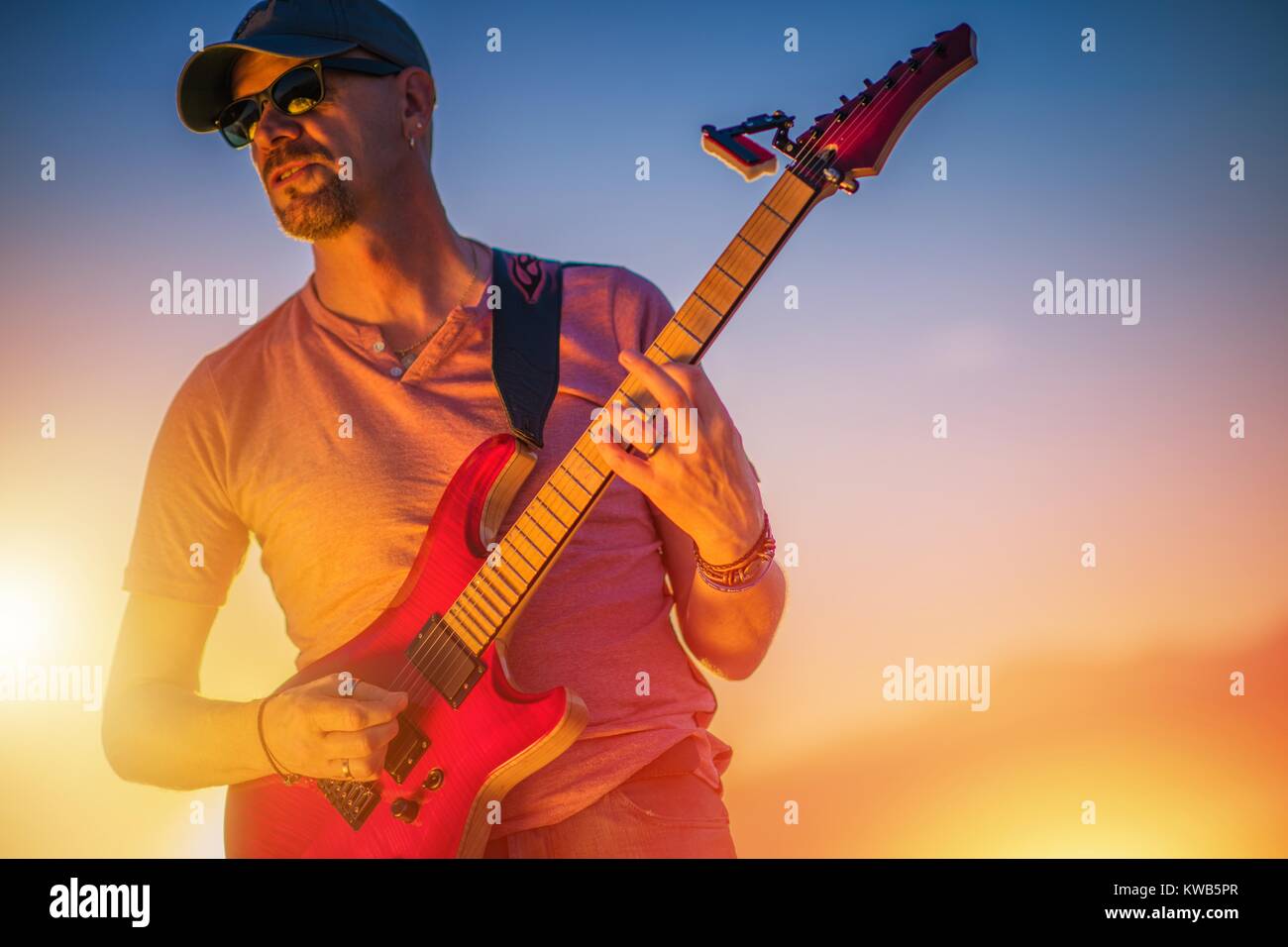 Chitarra elettrica Rockman. Appassionato chitarrista caucasica nel suo 50s la riproduzione di musica rock. Foto Stock