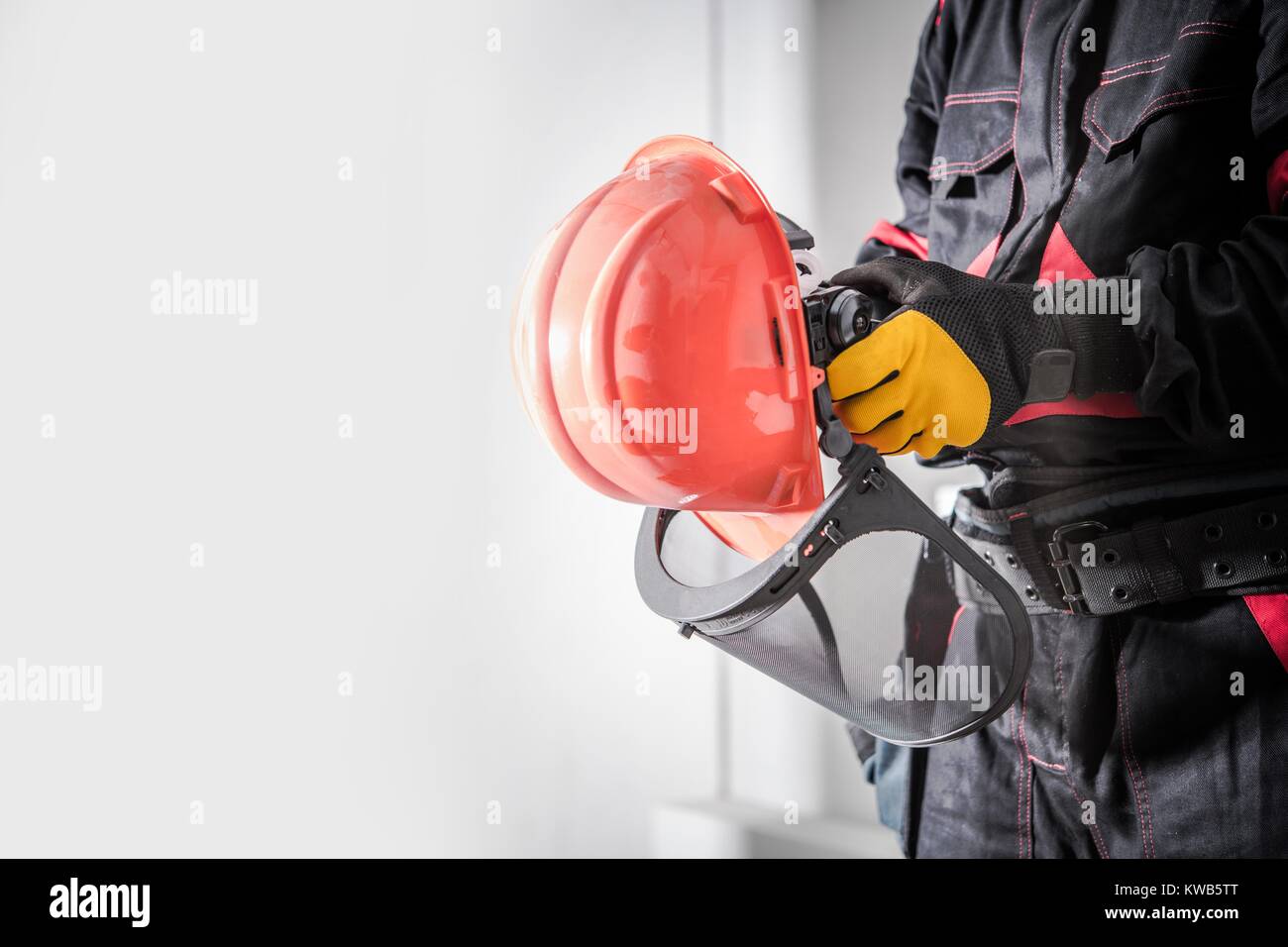 Le attrezzature di protezione individuale durante il lavoro. La sicurezza nella zona di lavoro. Foto Stock