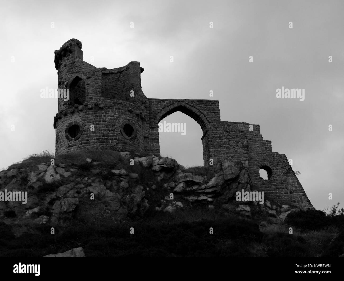 Mow Cop Castello, una rovina follia costruito come un summerhouse da Randle Wilbraham l sul Cheshire, Staffordshire confine in Inghilterra Foto Stock