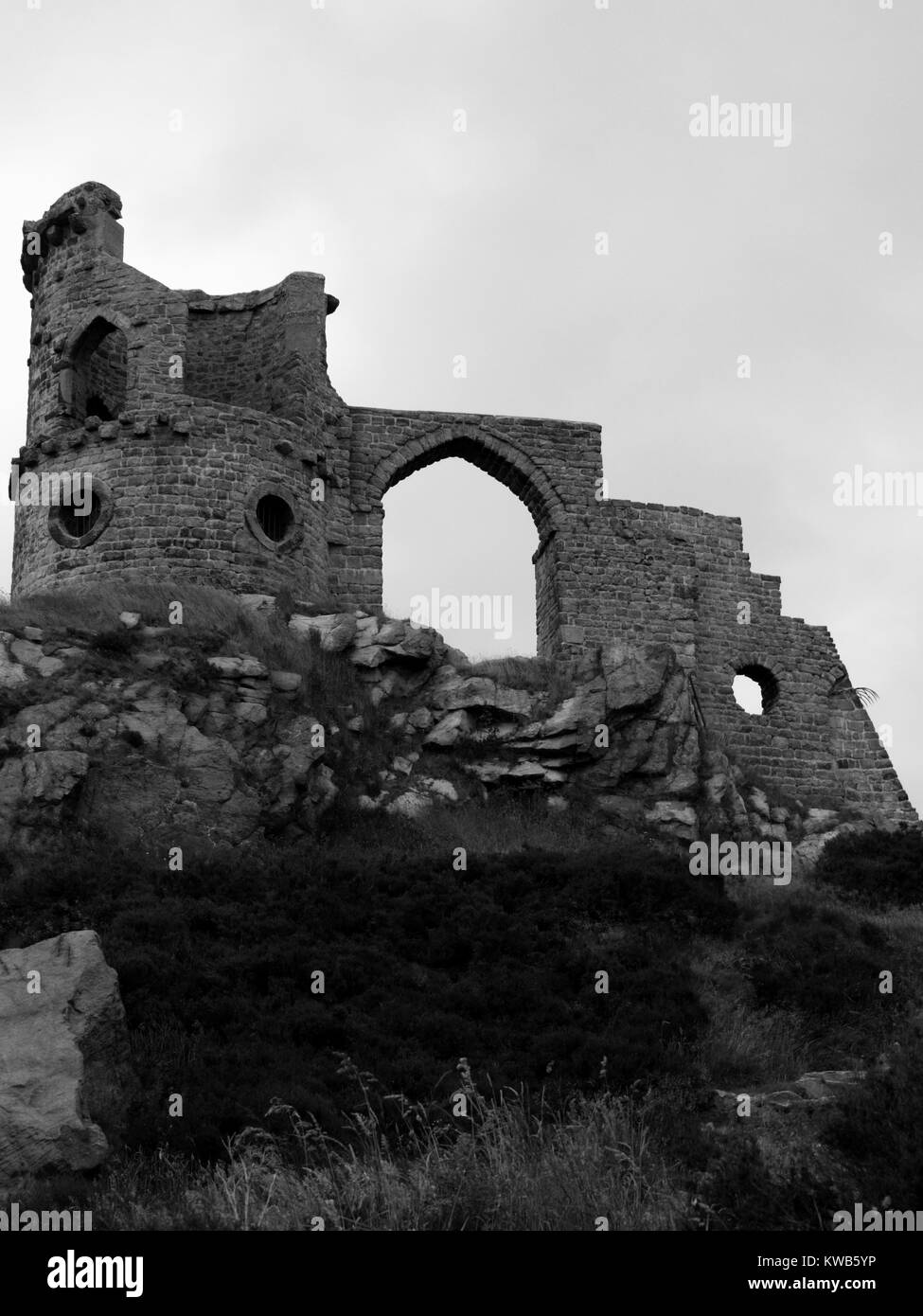 Mow Cop Castello, una rovina follia costruito come un summerhouse da Randle Wilbraham l sul Cheshire, Staffordshire confine in Inghilterra Foto Stock