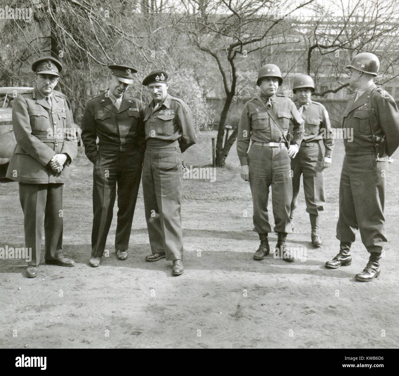 Americani e britannici Guerra Mondiale 2 comandanti durante una visita di Winston Churchill. A XVI Corps Headquarters, Germania, 25 marzo 1945. L a R: Sir Alan Brooke, Dwight Eisenhower, Sir Bernard Montgomery, GIOVANNI B. Anderson, non identificato e Omar Bradley. (BSLOC_2014_8_112) Foto Stock