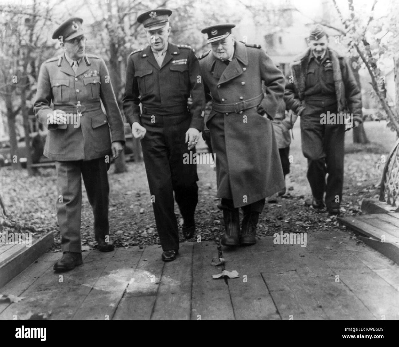Generale Dwight Eisenhower con il Primo Ministro Winston Churchill. A sinistra è il generale Sir Alan Brooke e a destra è RAF generale Sir Arthur Tedder. Ca. 1943-45. Guerra mondiale 2. (BSLOC 2014 8 113) Foto Stock