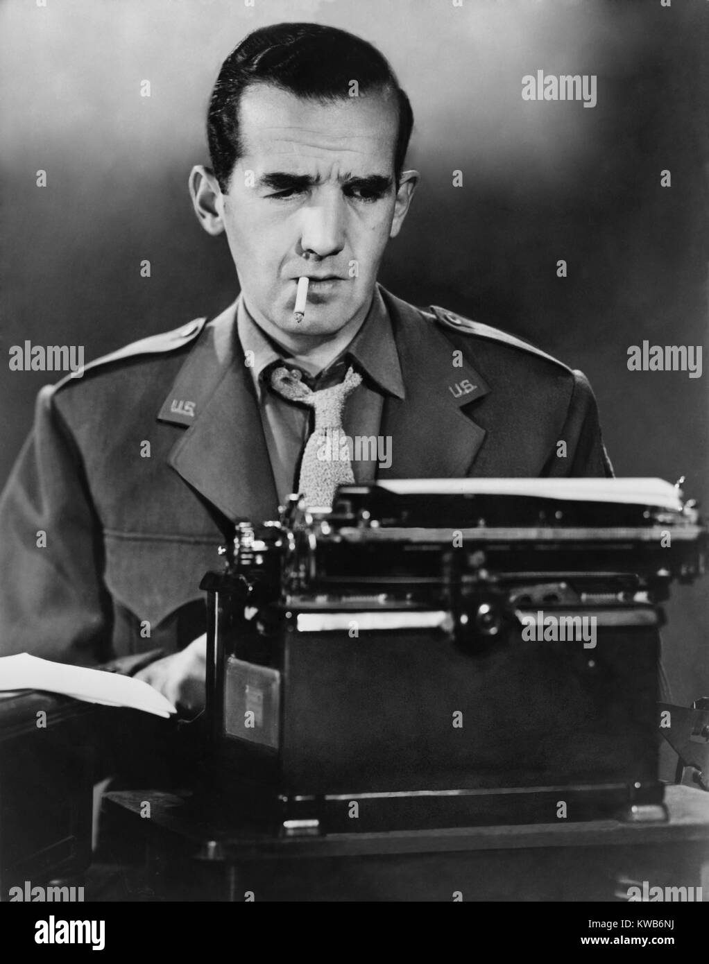 CBS News correspondent Edward R. Murrow presso la sua macchina da scrivere in tempo di guerra di Londra. Guerra Mondiale 2, ca. 1940-45. (BSLOC 2014 8 213) Foto Stock
